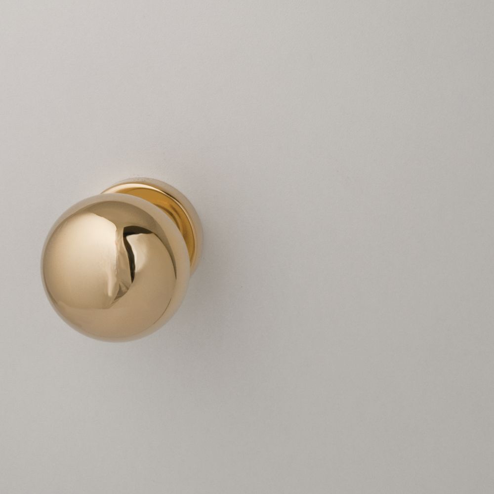 91322004 Knopkruk Iris op rond Kira rozet PVD messing